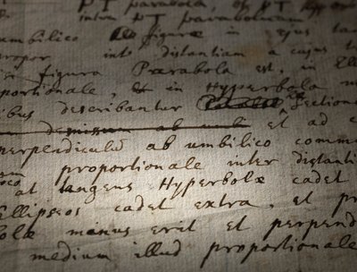 Kaksi sivua revisioita Principia Mathematicaan tekijältä Isaac Newton
