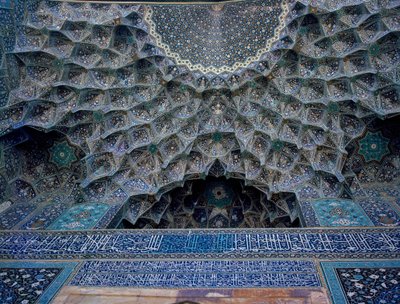Yksityiskohta Shahin moskeijan holvista (tunnetaan myös nimellä Imam Mosque) Isfahan tekijältä Islamic School