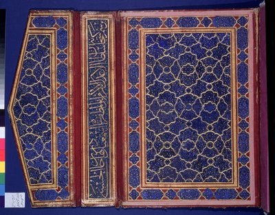 Koraanikotelon sisäpuoli, jonka sidonnassa on thult-kirjoitus (nahkaa) (katso 181735) tekijältä Islamic School