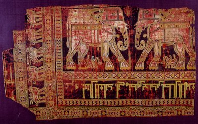 Islamilainen taide: Pyhän Jossen käärinliina. Silkkikangas, 901 jKr. Saint Jossen, Khorasanin, Chorasanin tai Khurasanin luostarista. Herat, moderni Afganistan. Pariisi, Louvre-museo tekijältä Islamic School