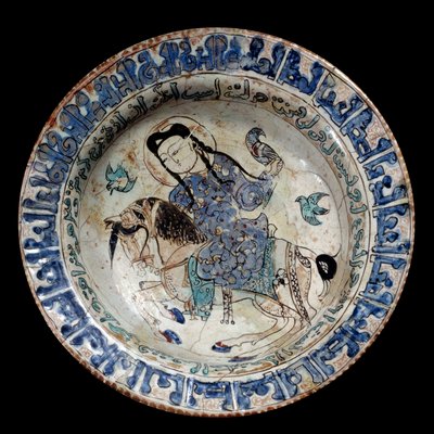 Islamilainen taide: haukkametsästäjän keraaminen astia. 1300-luvun alku. Iranista. Pariisi, Louvre-museo tekijältä Islamic School