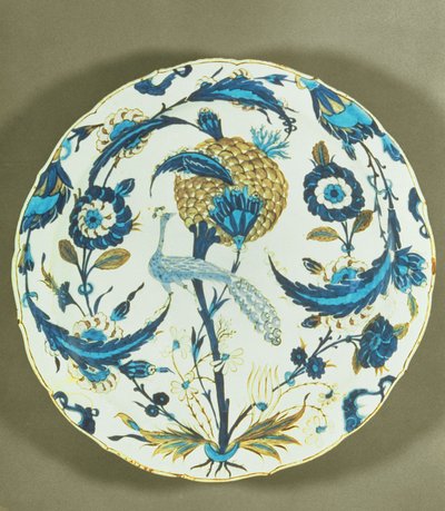 Iznik-astia maalattu riikinkukon kanssa kukkien keskellä, Turkki, n. 1550-1555 (moniväriset aluslasit) tekijältä Islamic School
