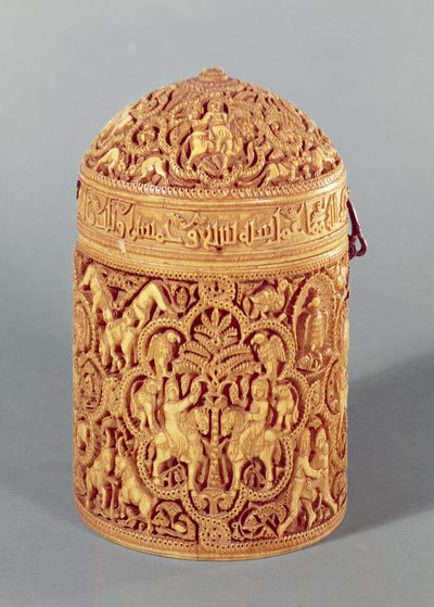 Pyx, jossa on hovielämän nautintoja kuvaava kohokuvio, johon on kaiverrettu nimi Al-Mughira, kalifi Abd-al-Rahman III:n poika, Umayyad-aika, Cordobasta, noin 968 jKr (katso myös 101673 & 15). tekijältä Islamic School