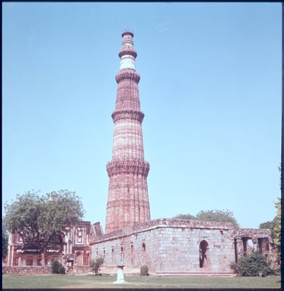 Qutab Minar, rakennettu 1193-1230 tekijältä Islamic School