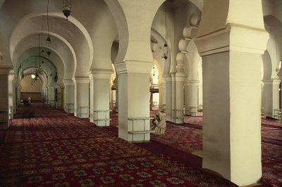 Suuren moskeijan rukoussali tekijältä Islamic School