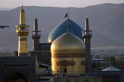 8. shiialaisen imaamin imaami Rezan pyhäkön täyskultainen kupoli ja minareetti, jonka takana on Timurid Gowhar Shad -moskeija tekijältä Islamic School