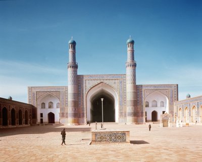 Masjid-i Jamin eli perjantaimoskeijan piha, perustettiin vuonna 1200, rakennettiin uudelleen vuonna 1498 tekijältä Islamic School