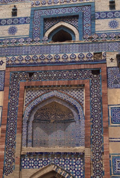 Laatat vuonna 1494 rakennetun Bibi Jawindin (k. 1403) mausoleumin sisäänkäyntiportissa tekijältä Islamic School