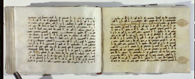 Kaksi sivua Koraanin käsikirjoitusta itämaisella Kufic-kirjoituksella tekijältä Islamic School