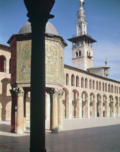 Näkymä aarrekammioon (bayt al-mal) ja sisäpihan pohjoisminareetille, rakennettu 705-715 jKr (kuva) tekijältä Islamic School