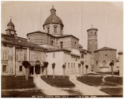 Herramme Jeesuksen Kristuksen ylösnousemuksen katedraali, kastekappeli oikealla, Ravenna, Emilia-Romagna, Italia, valokuva Pietro Poppi, Bologna, n. 1900 tekijältä Italian Photographer