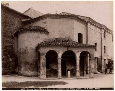 Pyhän Marian kirkko Cosmedinissa tai Ariaanien kastekappeli, Ravenna, Emilia-Romagna, Italia, valokuva Pietro Poppi, Bologna, n. 1900 tekijältä Italian Photographer