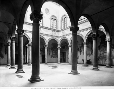Palazzo Medici Riccardin sisäpiha, Firenze, Italia, n. 1890 (m/v kuva) tekijältä Italian Photographer