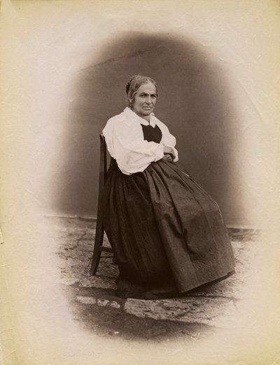 Iäkäs nainen istuu tuolilla, Parre, Lombardia, Italia, valokuva: Premiata Fotografia Taramelli, Bergamo tekijältä Italian Photographer