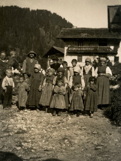 Perhe talon edessä, Aostanlaakso, Italia 1900-1910 tekijältä Italian Photographer
