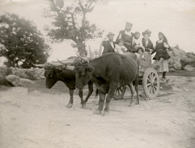 Perhe härän vetämissä kärryissä, Sardinia, Italia, n. 1910. tekijältä Italian Photographer