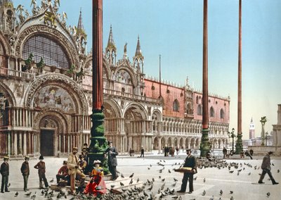Kyyhkysten ruokkiminen Venetsian Pyhän Markuksen aukiolla, noin 1900 tekijältä Italian Photographer