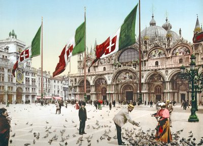 Kyyhkysten ruokkiminen Venetsian Pyhän Markuksen aukiolla, noin 1900 tekijältä Italian Photographer