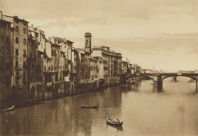 Firenze / Firenze: Näkymä Arnoon Ponte a S Trinitan kanssa (valkoinen kuva) tekijältä Italian Photographer