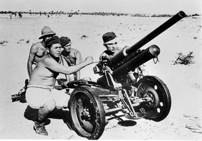 Italialainen panssaritorjunta Libyan autiomaassa. 1941. tekijältä Italian Photographer