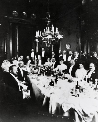 Lounas Casa Sonzognossa, vieraiden joukossa on mahdollista tunnistaa Francesco Cilea, Pietro Mascagni, Umberto Giordano, Carlo Romussi, Arturo Colautti, Amintore Galli ja Edoardo Sonzogno, Milano tekijältä Italian Photographer