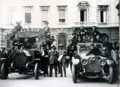 Milano, 3. ja 4. elokuuta 1922. Fasistien reaktio lakkoon. Toimintaryhmät Scala-aukiolla. tekijältä Italian Photographer