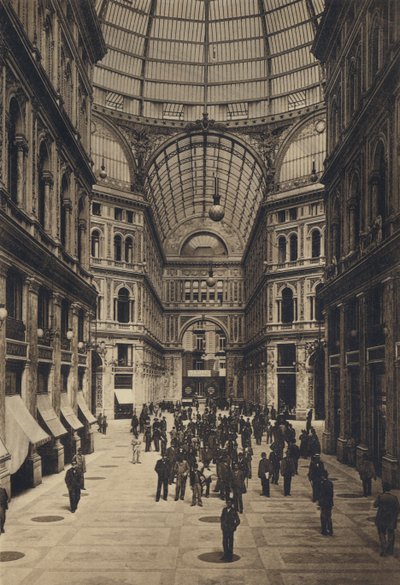 Napoli: Interno Galleria Umberto I (m/w kuva) tekijältä Italian Photographer