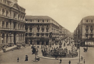 Napoli: Piazza Della Borsa ja Rettifilo Corso Umberto I (valkoinen kuva) tekijältä Italian Photographer