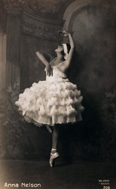 Baleriinan muotokuva, postikortti; tuki sisältää merkinnän "Anna Nelson" tekijältä Italian Photographer