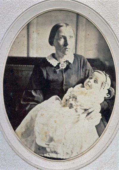 Post mortem muotokuva pikkutytöstä, jota hänen äitinsä pitelee, n. 1855 (m/v kuva) tekijältä Italian Photographer