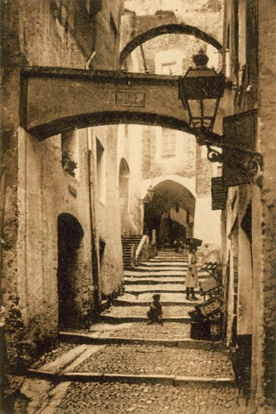 Sanremo, Vanhakaupunki, Via Santa Brigida (valkoinen kuva) tekijältä Italian Photographer