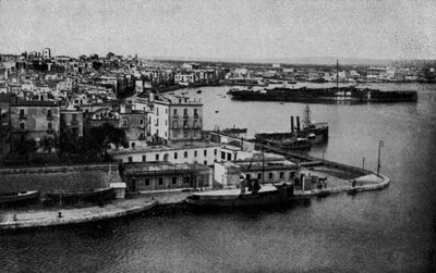 Taranto, Panoraama vanhasta kaupungista (valkoinen kuva) tekijältä Italian Photographer