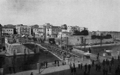 Taranto, suljettu kääntösilta ja vanhakaupunki (valkoinen kuva) tekijältä Italian Photographer