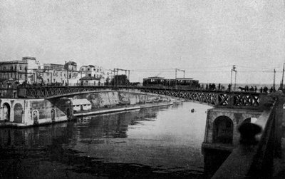 Taranto, suljettu kääntösilta ja vanhakaupunki (valkoinen kuva) tekijältä Italian Photographer