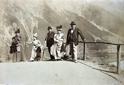 Turistit vuoristossa, Italia, n. 1895 (seepiakuva) tekijältä Italian Photographer