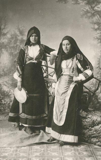Kaksi naista pukeutuneena perinteisiin vaatteisiin Belvistä ja Aritzosta, Sardiniasta, Italiasta, n. 1910. tekijältä Italian Photographer