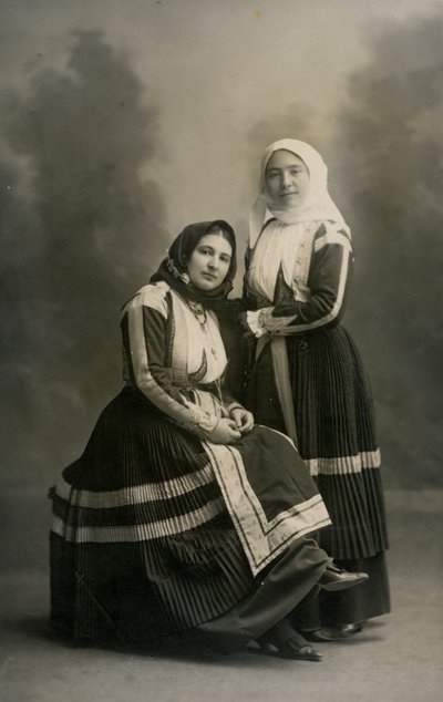Kaksi perinnepukuista naista, Fonni, Sardinia, Italia, n. 1915. tekijältä Italian Photographer