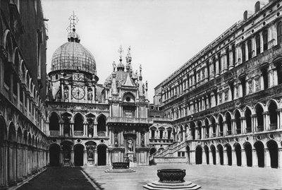 Venetsia, Dogen palatsi, sisäpiha (valkoinen kuva) tekijältä Italian Photographer