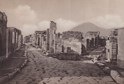 Via Consolare ja Porta Di Ercolano, Consular Road, Herculanumin portti (valkoinen kuva) tekijältä Italian Photographer