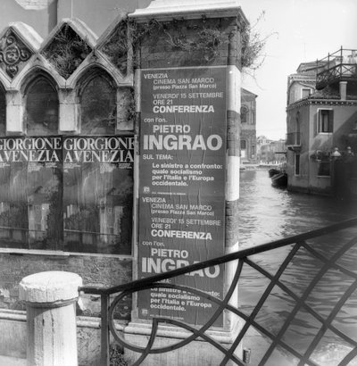Näkymä Venetsian kanavalle, Giorgione-näyttelyä mainostavat julisteet ja poliittinen manifesti etualalla tekijältä Italian Photographer