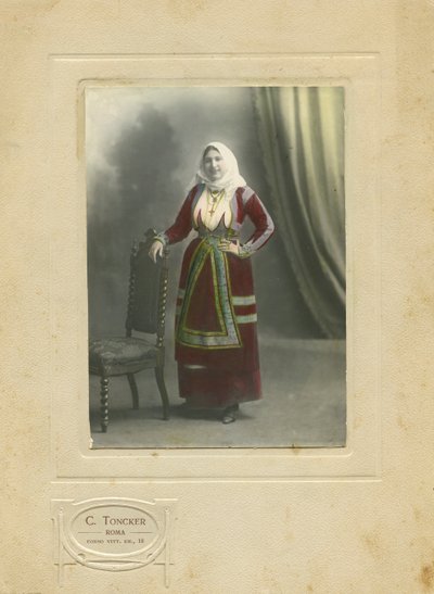 Perinnepukuinen nainen, Sardinia, Italia, valokuvaaja Camillo Toncker, Rooma, n. 1910. tekijältä Italian Photographer