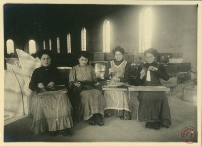 Naiset työskentelevät passementarie-työpajassa, Italia, valokuvaaja F Trembini. tekijältä Italian Photographer