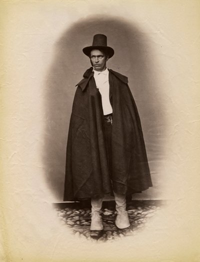 Nuori mies viitta ja hattu yllään, Parre, Lombardia, Italia, valokuva: Premiata Fotografia Taramelli, Bergamo tekijältä Italian Photographer
