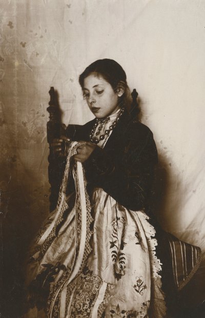 Nuori nainen ompelemassa, Toscana, Italia, n. 1910 tekijältä Italian Photographer
