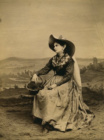Nuori nainen vaatteissa ja olkihattu Sienan maaseudulta, Toscanasta, Italiasta, valokuva Paolo Lombardi, Siena, n. 1890 tekijältä Italian Photographer