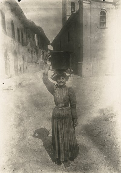 Nuori nainen perinteisissä vaatteissa, Roccaraso, Abruzzo, Italia, n. 1905. tekijältä Italian Photographer