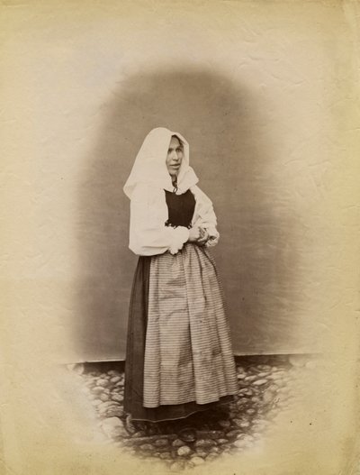 Nuori nainen hääpuvussa, Parre, Lombardia, Italia, valokuva: Premiata Fotografia Taramelli, Bergamo tekijältä Italian Photographer