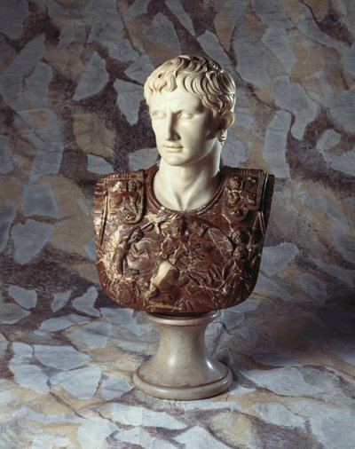 Caesar Augustuksen italialainen patsas ja breccia-marmorista valmistettu rintakuva antiikkisen jälkeen tekijältä Italian School