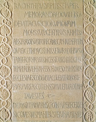 Keskiajan arkeologia (keskiaika). Lombardian barbaaritaide: Kuningatar Ragnetruden (Raginthrudan) hautakivi on vuodelta 740-750. Lombard-taide. Pavia, kaupunginmuseo, arkeologinen osasto (Pavia, Musei Civici, Sezione Archeologia). tekijältä Italian School