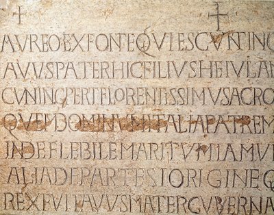 Keskiajan arkeologia (keskiaika). Lombardian barbaaritaide: Lombard-kuningas Cunipertin, joka tunnetaan hurskaana (Cuniperto, 678-700), hautakivi. Lombard-taide. Pavia, kaupunginmuseo, arkeologinen osasto (Pavia, Musei Civici, Sezione Archeologia). tekijältä Italian School